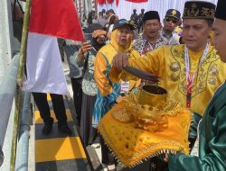 Ani Sofian dan Sultan Syarif Melvin Beri Tepung Tawar Duplikasi Jembatan Kapuas 1 Setelah di Resmikan Jokowi