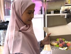 Ibu Muda di Pontianak Ubah Roti Jala jadi Buket Bunga