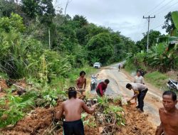 Tanah Longsor Tutupi Ruas Jalan di Kapuas Hulu, Arus Kendaraan Sempat Terganggu