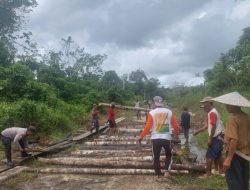 Polisi dan Warga Bersatu Perbaiki Jalan Rusak di Perbatasan RI-Malaysia