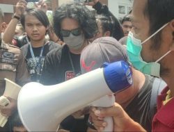 Massa PT Duta Palma Group Lakukan Aksi Demo di Kejaksaan Negeri Pontianak