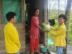 Harga Bapok Melonjak, BEM Unka Sintang Gelar Aksi Sosial Salurkan Bantuan Sembako