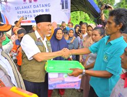 Mahyeldi Bagikan Bantuan Makanan bagi Korban Banjir