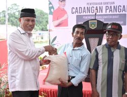Mahyeldi Salurkan 157 Ton Beras Cadangan Pangan untuk Warga Terdampak Erupsi Marapi di Tiga Kabupaten/Kota