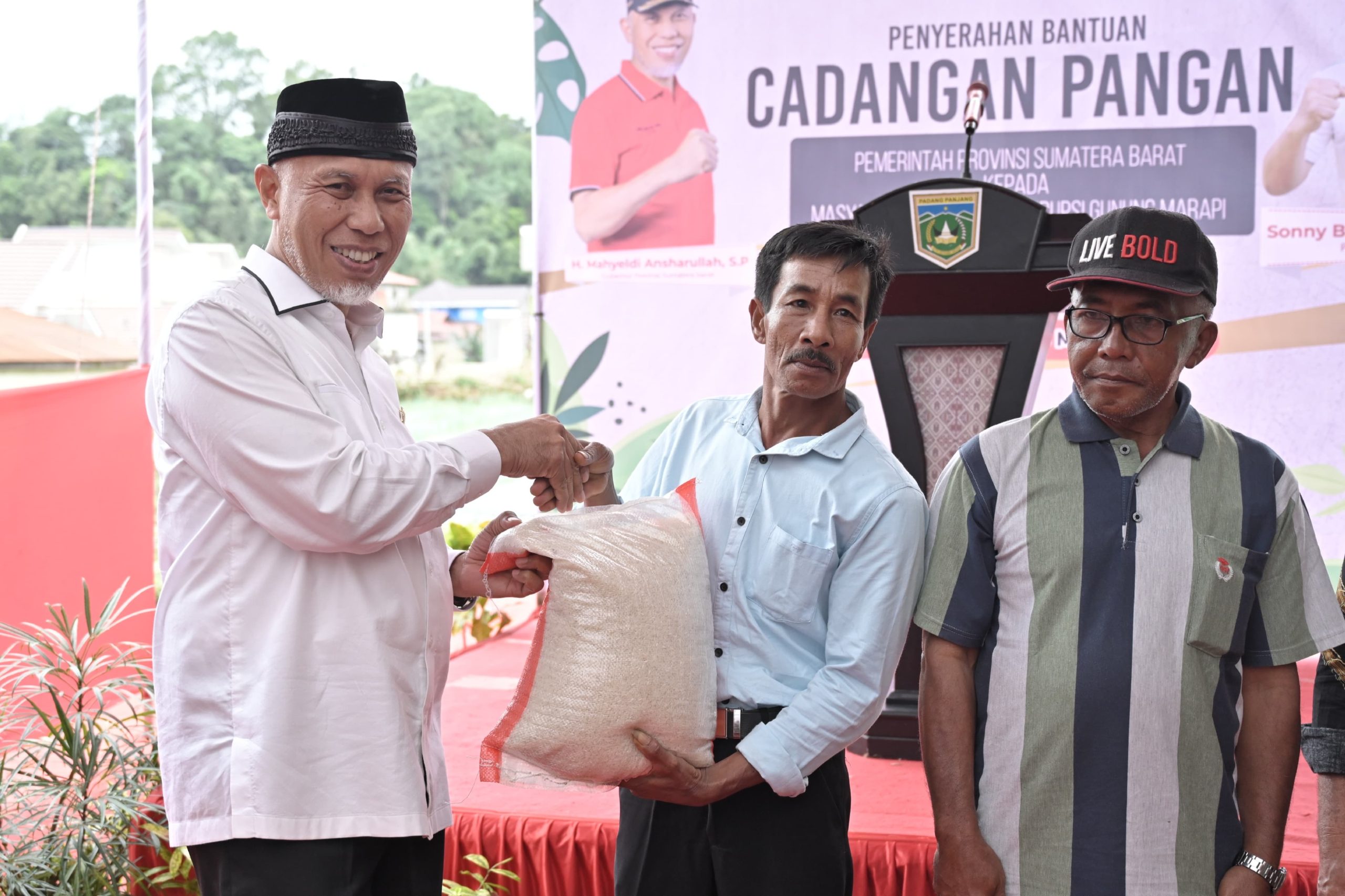 Gubernur Sumatera Barat (Sumbar), Mahyeldi Ansharullah, menyerahkan beras bantuan Cadangan Pangan Pemerintah Provinsi (Pemprov) Sumbar untuk masyarakat Kota Padang Panjang, Kabupaten Agam, dan Kabupaten Tanah Datar, dengan total penyaluran 157 ton. (Dok. Adpim Sekdaprov Sumbar)