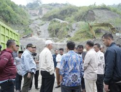 Tinjau Kerusakan Jalan Nasional di Aie Dingin, Mahyeldi Langsung Hentikan dan Evaluasi Aktivitas Pertambangan