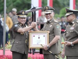 Gubernur Sumbar Terima Penghargaan Katua Bhakti Peduli Satpol PP