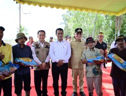 Pj Gubernur Agus Fatoni bersama Mentan RI Tinjau Kegiatan Upsus Optimalisasi Lahan Rawa Tahun 2024 di Banyuasin