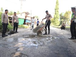 Rawan Terjadi Kecelakaan, Polres Subulussalam Tambal Jalan Berlubang