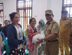 Pj Bupati Sanggau Serahkan Bansos dari Pemprov Kalbar untuk Warga