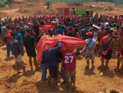 Warga Meranggau Meliau Lakukan Ritual Adat di  PT BKB