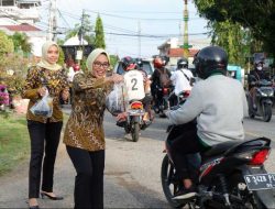 Kejari Sanggau Bersama Ikatan Adhyaksa Darma Bagikan Takjil