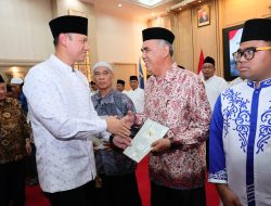 Menteri ATR/Kepala BPN Serahkan 53 Sertipikat Tanah Wakaf di Provinsi Banten