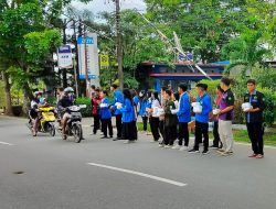 Bangun Semangat Persaudaraan, Ormawa IKIP PGRI Pontianak Bagi Takjil dan Bukber