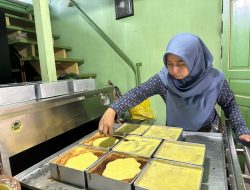 Jelang Idulfitri 2024, Produsen Kue Lapis di Pontianak Banjir Orderan