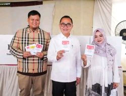 Sekda Banyuasin, Pj Bupati dan Pj Ketua TP PKK Kabupaten Banyuasin Lakukan Pencoblosan di TPS