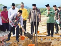 Pj Bupati Sanggau Letakkan Batu Pertama Pembangunan Mushola di Kawasan Sabang Merah