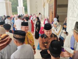Bupati Sekadau Berikan Selamat Umat Muslim Usai Sholat Idul Fitri di Masjid Agung