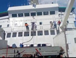 Kapal Bukit Raya Terbakar di Muara Jungkat, Kalimantan Barat
