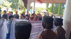 Warga Desa Sepantai Datangi Gedung DPRD Sambas, Sampaikan Mosi tak Pecaya Terhadap Kepala Desa