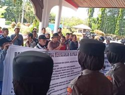 Warga Desa Sepantai Datangi Gedung DPRD Sambas, Sampaikan Mosi tak Pecaya Terhadap Kepala Desa