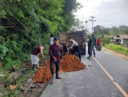 Pasca Kecelakaan, Satlantas Polres Sekadau dan Warga Tambal Jalan Rusak di Entada