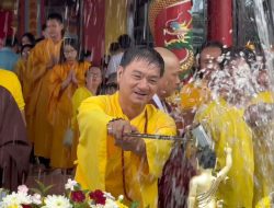 Hari Raya Waisak, Vihara Vajra Bumi Kertayuga Kubu Raya Gelar Mandi Rupang