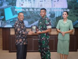 Perwakilan Bupati Asahan Serahkan Plakat Kepada Komandan Korem (Danrem) 022/Pantai Timur