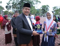 Wabup Asahan Serahkan Hadiah ke Pemenang Lomba Peringatan Hardiknas