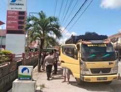 Polisi di Sekadau, Kalimantan Barat Tertibkan Antrean Kendaraan di SPBU