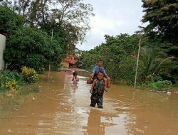 Banjir di Entikong, Kalimantan Barat Pak Babinsa Ini Gendong Anak Sekolah
