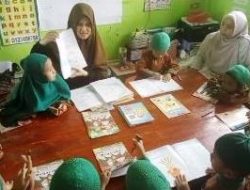 Mahasiswa PIAUD IAIS Sambas Praktik Mengajar di PAUD/RA untuk UTS