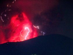 Gunung Ibu Meletus 3 Kali, Muntahkan Lava dan Gumpalan Abu