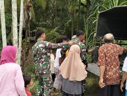 Koramil Tebas Bantu Warga Yang Tertimpa Pohon Sawit