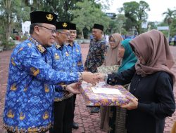 Sekda Asahan Serahkan Penali Kasih Kepada Pensiunan ASN Di HARKITNAS