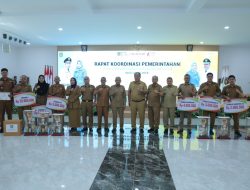 Bupati Dan Wabup Asahan Serahkan Penghargaan Kehormatan Kepada Lurah Terbaik
