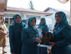 Ketua TP PKK Asahan Serahkan Piagam Penghargaan Desa Terbaik