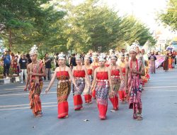 Ribuan Peserta Ikuti Fashion Karnaval Pagelaran Budaya di HUT Bhayangkara ke-78 Polda NTT