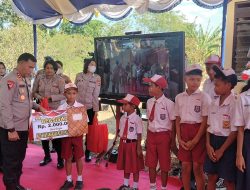 Kapolda NTT Bagikan Ratusan Paket Sembako kepada Warga Kota Kupang