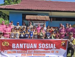 Anak-anak SD di Perbatasan RI-Malaysia Terima Bansos dari Polisi
