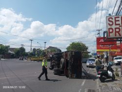 Diduga Kelebihan Kapasitas, Truk Bermuatan Besi Oleng di Persimpangan 4 Supeno