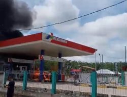 Mobil Tangki Siluman Terbakar di SPBU Galing Sambas