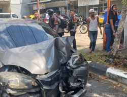 Laka Tunggal, Sebuah Minibus Tabrak Tiang Listrik di Jalan Gusti Hamzah Pontianak