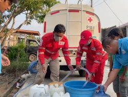 PMI Kalbar Distribusikan Air Bersih ke Masyarakat Kalbar