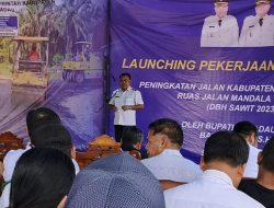 Bupati Aron Resmikan Proyek Pembangunan Jalan Mandala 1, Komitmen Membangun