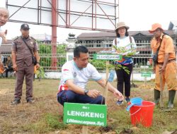 Hari Lingkungan Hidup Sedunia, Pemkab Landak Bagikan Tumbler dan Tanam Pohon