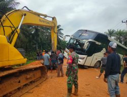 Bus DAMRI yang Sebabkan Macet Parah di Sungai Kunyit Sekadau Berhasil Dievakuasi