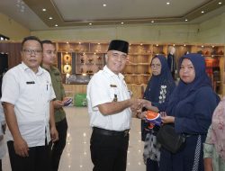 Bupati Asahan Serahkan Buku Tabungan Dana Pinjaman Bergulir