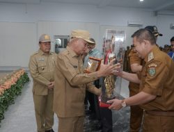 Bupati Asahan Serahkan Piala Serta Piagam Kepada Juara Desa Terbaik