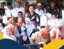 Serahkan Sertifikat Hasil PTSL di Kaki Gunung Salak, Menteri AHY Yakinkan Semua Masyarakat Miliki Kepastian Hukum Hak Atas Tanah